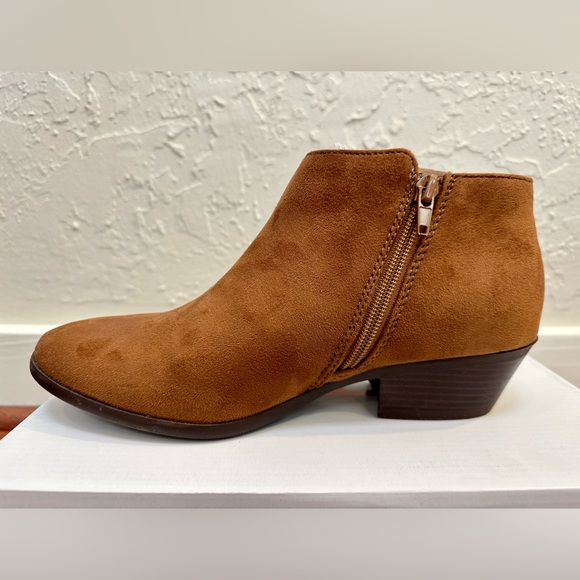 Soda Women's Mug Round Toe Faux Suede Stacked Heel Western Ankle Bootie - Picture 5 of 12